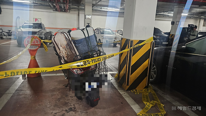 21일 오전 서울 관악구 봉천동의 한 아파트 지하주차장에서 이 아파트에 방화를 저지른 용의자의 오토바이가 발견됐다. 오토바이 뒤에는 기름통이 여러 통 발견됐다. 박지영 기자.