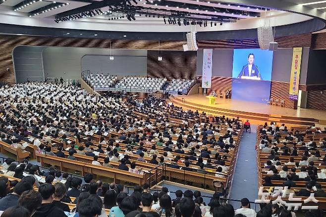 포항시기독교교회연합회는 20일 기쁨의교회에서 '2025 부활절 연합예배'를 드렸다. 유상원 아나운서