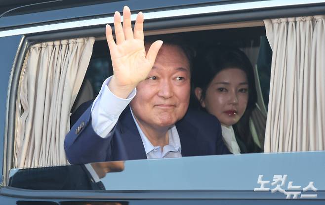 윤석열 전 대통령과 김건희 여사가 헌법재판소 파면 결정 후 일주일 만인 11일 오후 서울 용산구 한남동 대통령 관저를 떠나고 있다. 류영주 기자