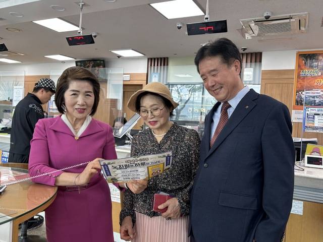 충남 아산 온양농협 백성현 조합장(오른쪽)이 명경옥 팀장(왼쪽)과 함께 본점을 찾은 조합원 안경희씨에게 농협이 펼치고 있는 다양한 사업을 설명해주고 있다.