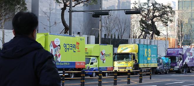 이삿짐 차량들이 줄지어 대기하고 있는 모습. 경기 광명, 의왕 등지에서는 한 단지에서 수천 세대가 한꺼번에 입주하면서, 인근 도로 혼잡과 전세 시장 변동 등 다양한 현상이 관찰된다. 뉴스1