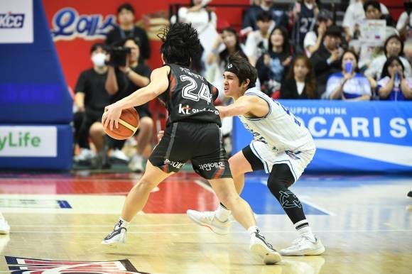 대구 한국가스공사 샘조세프 벨란겔이 20일 수원 케이티소닉붐아레나에서 열린 2024~25 프로농구 6강 플레이오프 5차전 수원 kt와의 원정 경기에서 조엘 카굴랑안을 막고 있다. KBL 제공