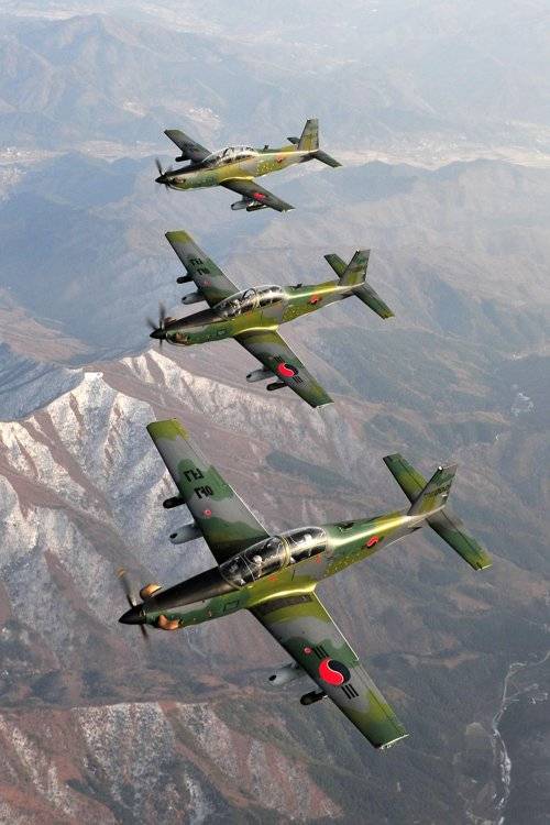 국산 전술통제기 KA-1 편대가 상공을 비행하고 있다. 강원도 원주에 있는 공군 8전투비행단은 FA-50, KA-1 등 국산 전투기로 영공방위 임무를 수행한다. 사진 제공=공군