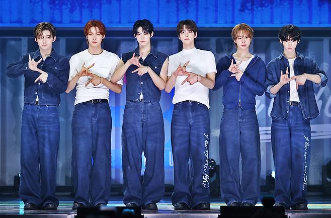 ‘투어스가 돌아왔습니다’ (서울=연합뉴스) 진연수 기자 = 그룹 투어스(TWS)가 21일 오후 서울 용산구 블루스퀘어에서 열린 세 번째 미니앨범 ‘트라이 위드 어스’(TRY WITH US) 발매 쇼케이스에서 포즈를 취하고 있다. 2025.4.21 jin90@yna.co.kr(끝)<저작권자(c) 연합뉴스, 무단 전재-재배포, AI 학습 및 활용 금지>