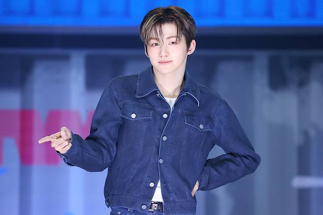 그룹 투어스(TWS) 지훈이 21일 오후 서울 용산구 블루스퀘어에서 열린 세 번째 미니앨범 ‘트라이 위드 어스’(TRY WITH US) 발매 쇼케이스에서 포즈를 취하고 있다. 2025.4.21. 연합뉴스
