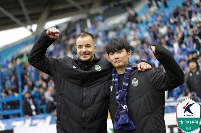 무고사(왼쪽)와 이동률. /사진=한국프로축구연맹 제공