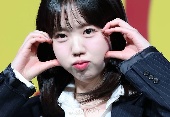 (서울=뉴스1) 권현진 기자 = 방송인 지예은이 15일 서울 종로구 JW메리어트 동대문 스퀘어 서울에서 열린 넷플릭스 새 예능 '대환장 기안장' 기자간담회에서 포즈를 취하고 있다. '대환장 기안장'은 기안적 낭만이 가득한 울릉도 기안장에서 기안84와 서포트 멤버 방탄소년단 진, 배우 지예은이 숙박객들과 펼치는 기상천외한 신개념 민박 버라이어티다. 2025.4.15/뉴스1 Copyright (C) 뉴스1. All rights reserved. 무단 전재 및 재배포, AI학습 이용 금지. /사진=(서울=뉴스1) 권현진 기자