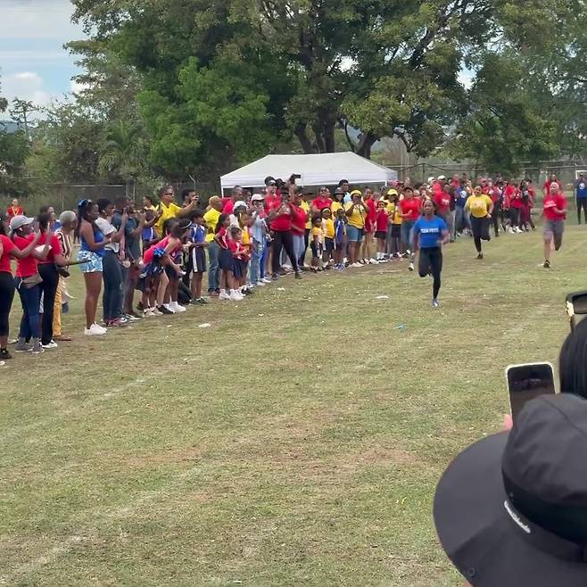 미국 피플지 등에 따르면 프레이저-프라이스는 전날 아들 자이언의 학교 운동회에서 열린 학부모 100m 달리기에 참여했다. 당시 상황이 담긴 영상에서 푸른 옷을 입은 프레이저-프라이스는 출발하자마자 다른 학부모들을 멀찌감치 앞서나갔다. 나중에는 그를 찍고 있던 드론조차 따돌렸다.프레이저프라이스 SNS