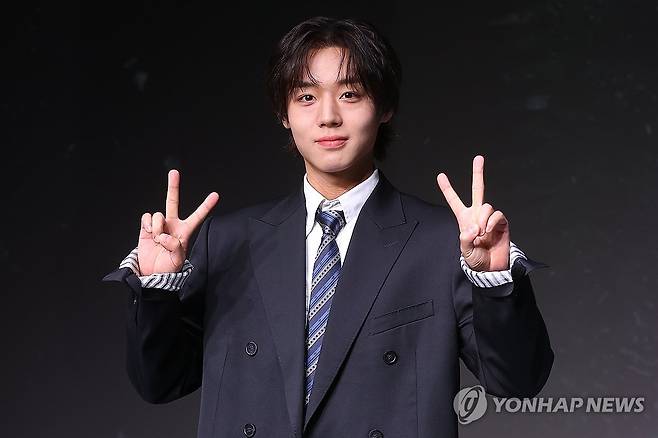'약한영웅' 연시은 역의 박지훈 (서울=연합뉴스) 류효림 기자 = 배우 박지훈이 21일 서울 마포구 호텔 나루 엠갤러리에서 열린 넷플릭스 '약한영웅 Class 2' 제작발표회에서 포즈를 취하고 있다. 2025.4.21 ryousanta@yna.co.kr
