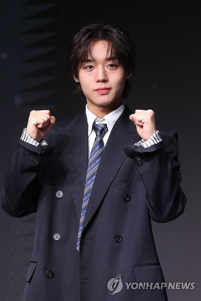 '약한영웅' 연시은 역의 박지훈 (서울=연합뉴스) 류효림 기자 = 배우 박지훈이 21일 서울 마포구 호텔 나루 엠갤러리에서 열린 넷플릭스 '약한영웅 Class 2' 제작발표회에서 포즈를 취하고 있다. 2025.4.21 ryousanta@yna.co.kr