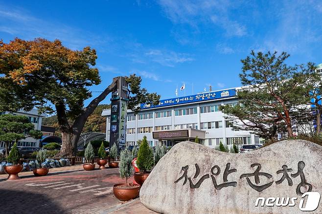 전북자치도 진안군이 저녁 시간 군민들의 교통편의 제공을 위해 행복콜버스 운행 시간을 임시 연장한다./뉴스1