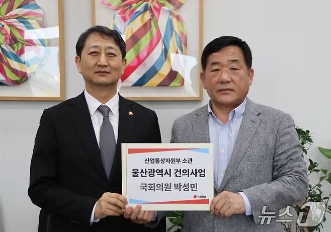 (울산=뉴스1) 김세은 기자 = 박성민 국민의힘 국회의원(울산 중구)이 지난 21일 안덕근 산업통상자원부 장관을 만나 울산의 세 가지 미래산업 핵심 과제에 대해 정부 차원의 적극적인 지원을 요청했다.(박성민 의원실 제공. 재판매 및 DB 금지) /뉴스1