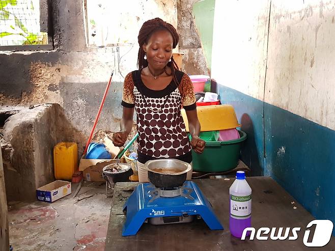 케냐 몸바사 인근 빈민촌 주민이 지급받은 저탄소 쿡스토브로 음식을 조리하고 있다. 2018.2.1/뉴스1