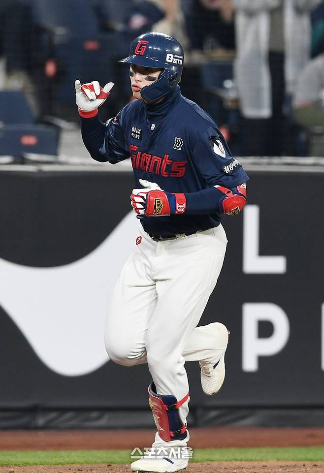 롯데 윤동희가 2일 대전 한화생명 볼파크에서 열린 2025 KBO리그 한화와 경기 2회초 무사 한화 선발 문동주를 상대로 솔로 홈런을 친 뒤 베이스를 돌고 있다. 대전 | 박진업 기자 upanddup@sportsseoul.com