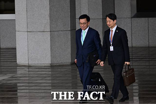 최상목 경제부총리 겸 기획재정부 장관(왼쪽)과 안덕근 산업통상자원부 장관이 지난해 11월 경기 성남 서울공항에서 아시아·태평양 경제협력체(APEC)·G20 정상회의 참석을 위해 출국하고 있다. /남윤호 기자