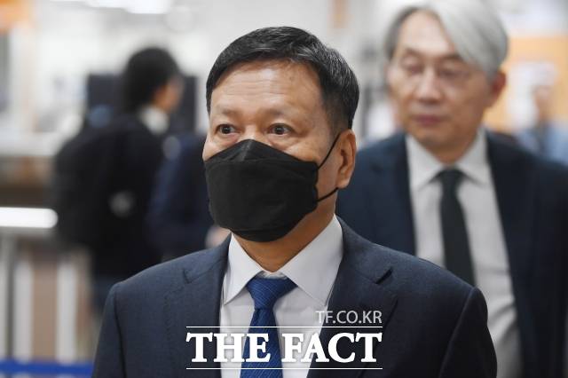 검찰이 구영배 큐텐그룹 대표가 티메프와 인터파크 커머스 등을 이용해 이익을 취하면서 대규모 미정산 사태를 촉발했다고 주장했다. 구 대표가 지난 8일 오전 서울 서초구 서울중앙지법에서 열린 티메프 미정산 사태 1심 첫 공판에 출석하고 있다./장윤석 기자