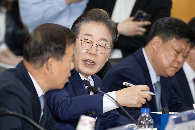 이재명 더불어민주당 경선 후보와 서유석 금융투자협회장이 21일 오전 서울 여의도 금융투자협회에서 열린 자본시장 활성화를 위한 정책간담회에서 대화를 하고 있다./뉴스1