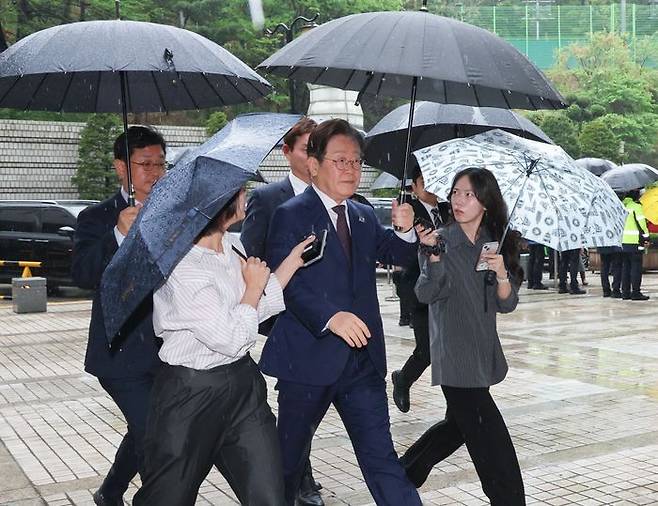 이재명 더불어민주당 대선 예비후보가 22일 서울 서초구 서울중앙지법에서 열린 '대장동·위례·백현동·성남FC 사건' 1심 속행 공판에 출석하고 있다. ⓒ연합뉴스