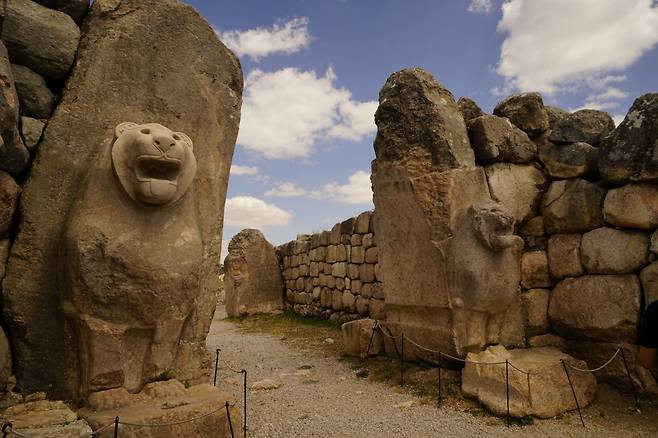 히타이트 제국의 수도 하투사 유적지 내 ‘사자의 문’. 사진 출처 강인욱 교수·위키피디아