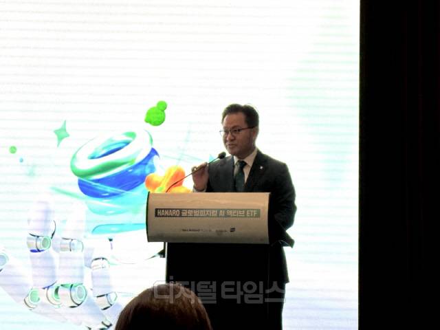 길정섭 NH아문디자산운용 대표가 22일 서울 영등포구 콘래드 서울호텔에서 열린 기자간담회에서 발표하고 있다.