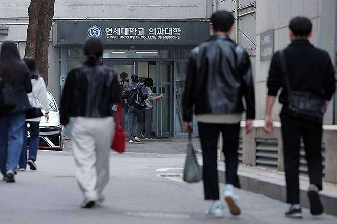 서울 서대문구 연세대학교 의과대학 건물로 학생 등이 들어가고 있다. 2025.4.17 (ⓒ뉴스1, 무단 전재-재배포 금지)