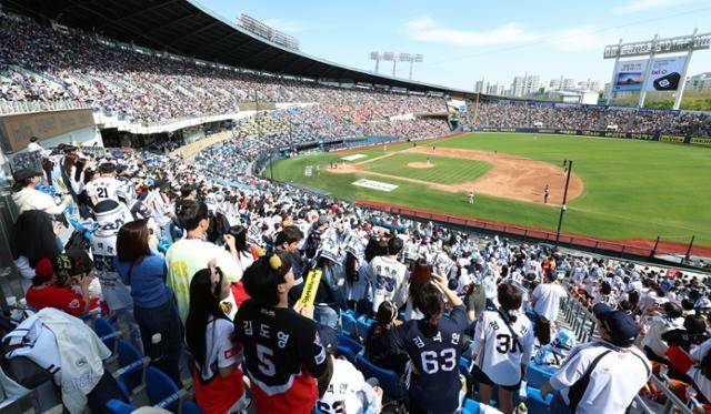 20일 서울 송파구 잠실야구장에서 열린 2025 신한 SOL뱅크 KBO 리그 기아 타이거즈와 두산 베어스의 경기에서 만원 관중이 열띤 응원을 하고 있다. 뉴스1