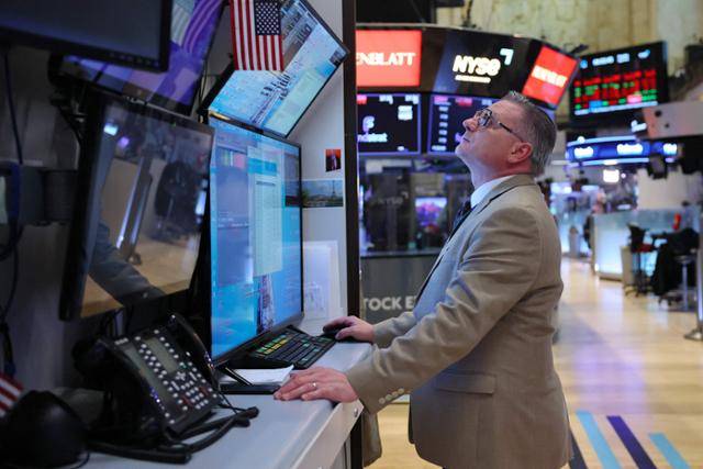 21일 미국 뉴욕 증권거래소에서 트레이더가 심각한 표정으로 시황을 지켜보고 있다. 뉴욕=AFP 연합뉴스