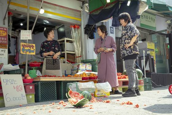 이승에서 해숙(가운데, 김혜자)은 영애(오른쪽, 이정은)와 함께 사정이 어려운 시장 상인들을 대상으로 일수를 한다. "빌린 돈은 갚아야 하는 법"이라며 냉철하게 일하는 해숙은, 협박하기 위해 깬 과일 값을 지불하려는 입체적인 사람으로 묘사된다. 사진 SLL