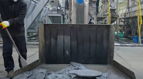 쿠팡이 로켓프레시백을 압축 후 재생 플라스틱 원료로 만들고 있다. 사진 쿠팡