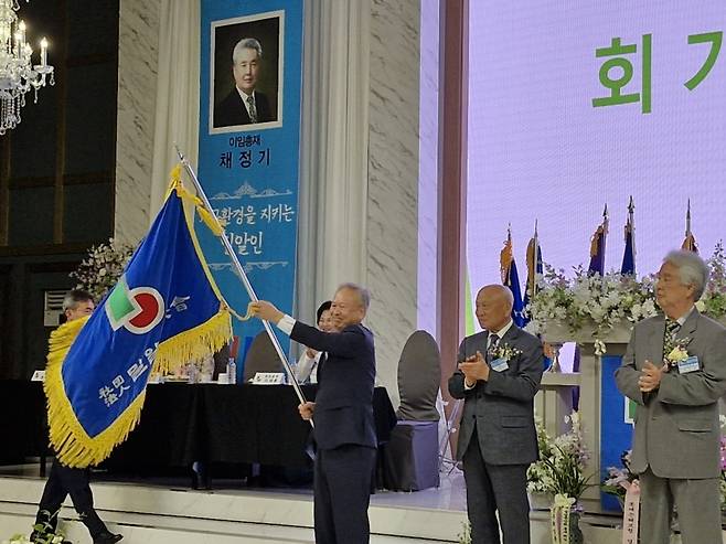 ▲ 밀알중앙회 깃발을 흔드는 이래홍 총재