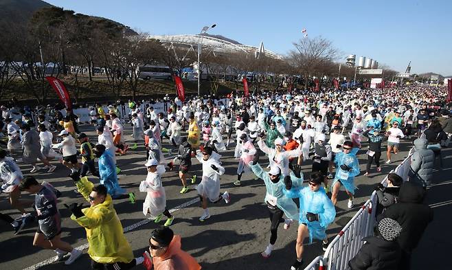 지난 2월 대구 수성구 대구스타디움 일원에서 열린 '2025 대구마라톤대회'에 참가한 주자들이 힘차게 출발하고 있다. 사진=뉴스1