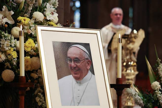 22일(현지시간) 호주 멜버른의 세인트 패트릭 대성당에서 선종한 프란치스코 교황의 사진이 세워져있다. AFP연합뉴스