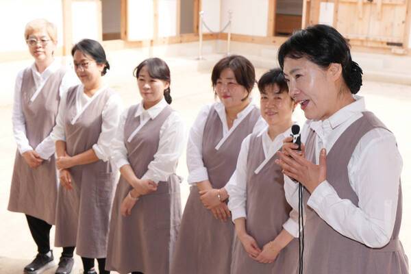 행궁동 주민들로 구성된 수라지기들이 혜경궁 궁중 다과 체험을 위해 직접 만든 메뉴를 설명하고 있다. 수원시 제공