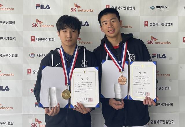 남중부 에페 개인전 우승자 남백현(왼쪽)과 3위 김도하.화성 K1펜싱클럽 제공