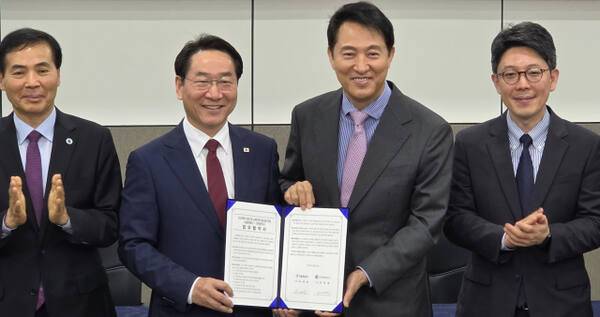 유정복 인천시장(왼쪽)과 오세훈 서울시장이 22일 오전 서울시청에서 열린 ‘교육격차 해소를 위한 업무협약식’을 마치고 기념촬영을 하고 있다. 장민재기자