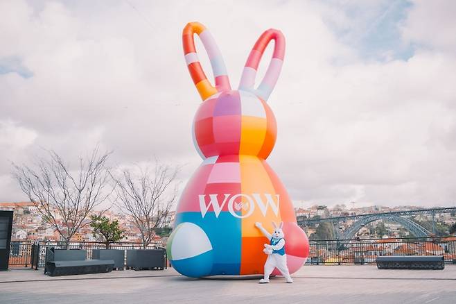 형형색색의 토끼 풍선이 자리 잡은 WOW 광장 / 사진=WOW