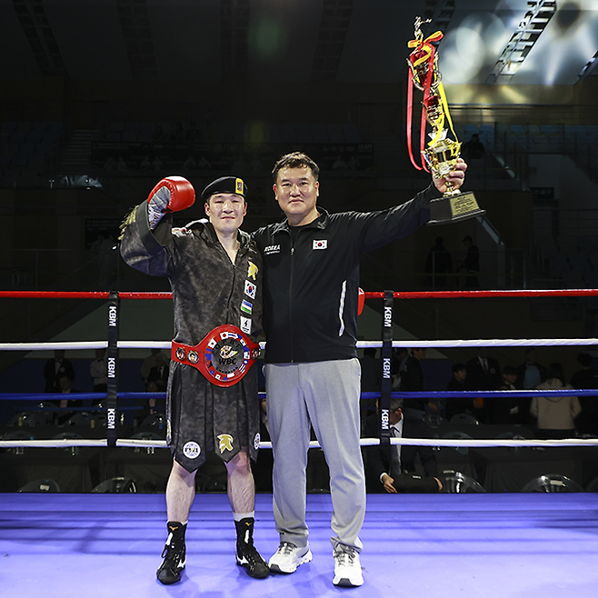 왼쪽부터 2025년 4월 경기도 남양주체육문화센터에서 동양태평양복싱연맹 미들급 실버 챔피언 등극 기념 촬영을 하는 예누리, 최완일 FW1 프로모션 대표. 사진=FINAL FLASH 박종혁 기자