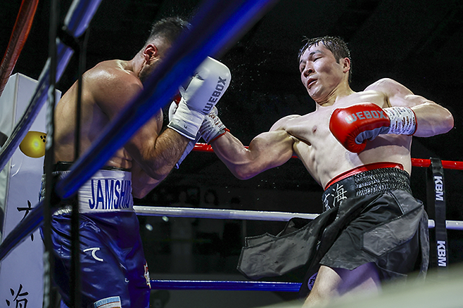 예누리가 2025년 4월 경기도 남양주체육문화센터 동양태평양복싱연맹 미들급 실버 챔피언결정전에서 잠시트 예키브자노비치 릭시예프를 공격하고 있다. 사진=FINAL FLASH 박종혁 기자