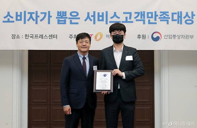 지온메디텍 관계자(오른쪽)가 '2025 소비자가 뽑은 서비스고객만족대상' 수상 후 머니투데이 송기용 전무(왼쪽)와 기념 촬영을 하고 있다./사진=김창현 기자