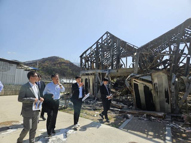 정선용(왼쪽 두 번째) 한국지방재정공제회 이사장이 21일 경북 의성군 단촌면 고운마을 산불 피해 현장을 찾아 피해 규모를 점검하고 있다.한국지방재정공제회 제공