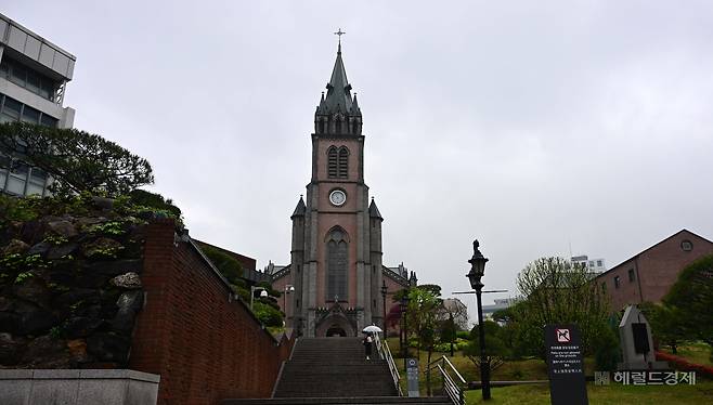 2013년부터 12년간 전 세계 14억 가톨릭 신자를 이끌어온 프란치스코 교황이 88세로 선종한 가운데 22일 오전 서울 중구 명동대성당으로 한 신자가 들어가고 있다. 이상섭 기자