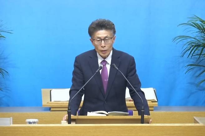 예배에서는 회장 이충연 목사(사진, 류천교회)가 로마서 6:1~5을 통해 '주님과 연합한 자'라는 제목으로 설교했다. 자료사진