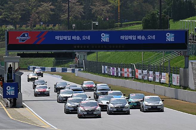 토요타 프리우스 PHEV 컵 스타트 장면. 사진 김학수 기자