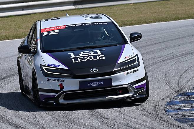 토요타 프리우스 PHEV 컵에 출전한 이율(레드콘모터스포트). 사진 김학수 기자