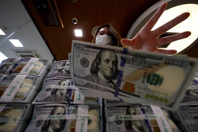 22일 박상현 iM증권 연구원은 올해 달러화 가치가 약 10% 급락했다고 분석했다. 사진은 21일 서울 중구 하나은행 위변조 대응센터에서 직원이 달러화를 정리하는 모습 ⓒ연합뉴스