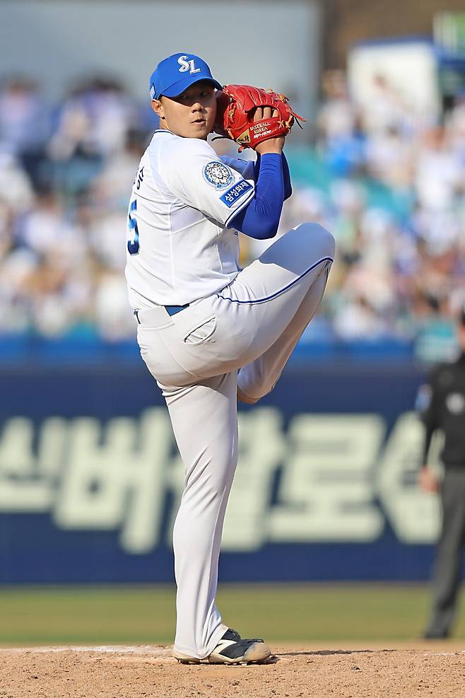 삼성 배찬승이 스포츠동아와 ‘셀럽챔프’가 공동 진행하고 있는 ‘2025년 봄, 꽃을 활짝 피울 우리 팀 프로 새싹 신인왕 후보는 누구?’ 투표에서 첫 날 49.37%의 득표율을 기록하며 1위를 차지했다. 올해 팀 즉시 전력으로 활약 중인 신인들 중에서도 가장 강렬한 첫 인상을 남겼다. 사진제공|삼성 라이온즈