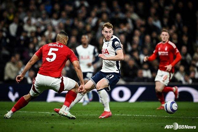 데얀 클루셉스키(가운데)가 무리요(왼쪽)을 앞에 두고 패스를 시도하고 있다. /AFPBBNews=뉴스1