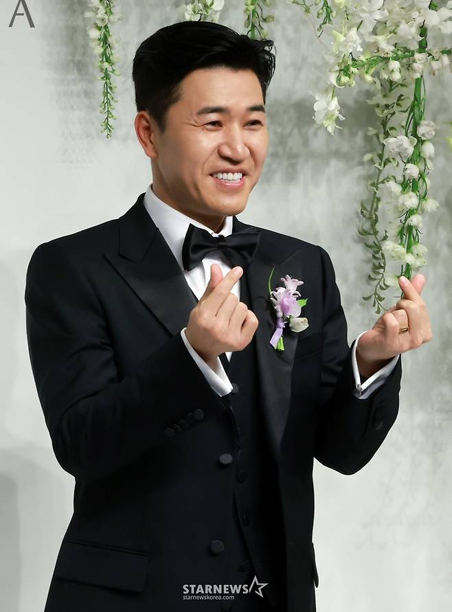 (서울=뉴스1) 김진환 기자 = 그룹 코요테의 김종민이 20일 오후 서울 중구 신라호텔 영빈관 에메랄드홀에서 열리는 결혼식 기자회견에 참석해 포즈를 취하고 있다. 김종민의 예비 신부는 11살 연하의 사업가로, 김종민이 공개한 애칭은 ‘히융’이다. 결혼식 1부 사회는 유재석, 2부는 조세호와 문세윤이 맡으며 축가는 이적과 린이 부를 예정이다. 2025.4.20/뉴스1 Copyright (C) 뉴스1. All rights reserved. 무단 전재 및 재배포, AI학습 이용 금지. /사진=(서울=뉴스1) 김진환 기자