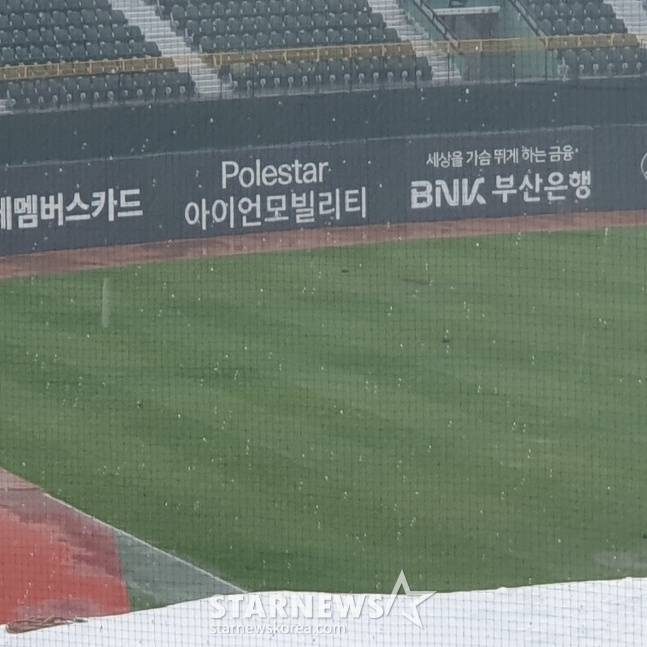 많은 비가 내리는 사직야구장. 워닝 트랙에 많은 빗물이 고여있다. /사진=김동윤 기자