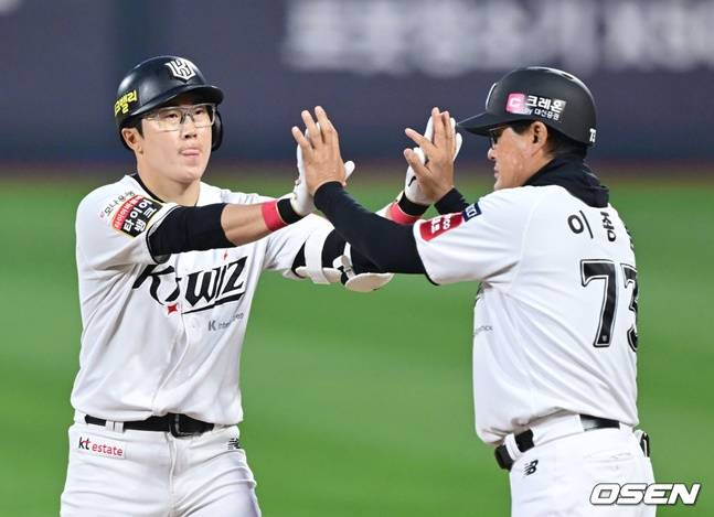 허경민(왼쪽)이 적시타를 날리고 이종범 코치와 하이파이브를 하고 있다.